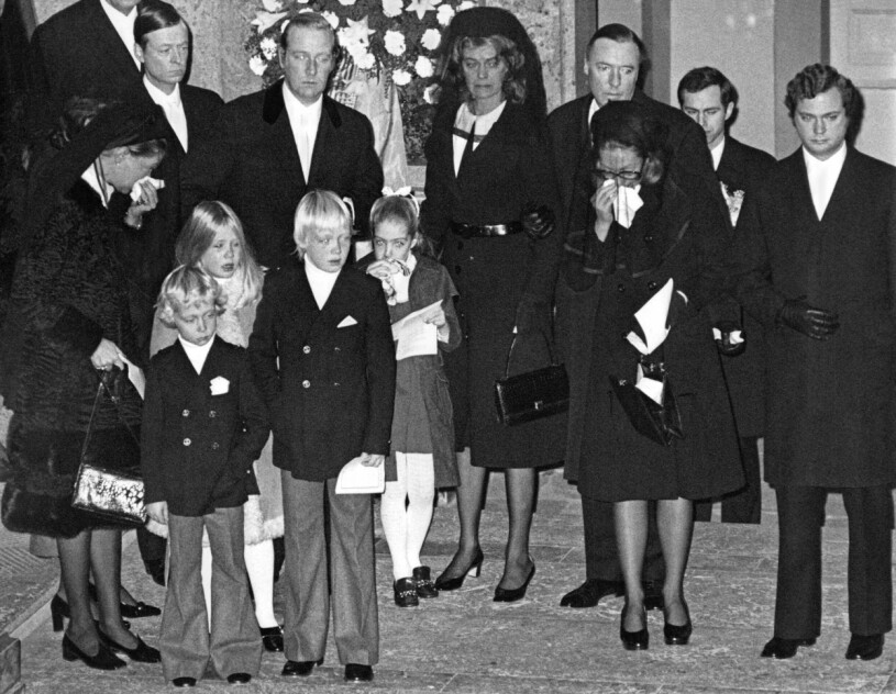 Prinsessan Birgitta och prinsessan Christina i tårar vid begravningen. Prinsessan Margaretha i mitten och kungen, mycket sammanbiten, till höger. Kungen och Hagasessorna vid prinsessan Sibyllas begravning