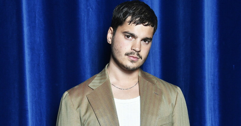 Oscar Zia har tidigare varit programledare för Melodifestivalen. Nu pekas han ut som Sanna Nielsens ersättare. Oscar Zia