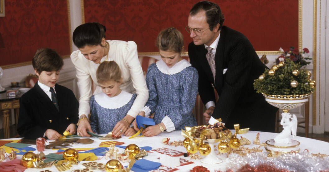 Julpyssel är något som uppskattas av hela kungafamiljen. Här hjälps de åt med att göra julhjärtan i olika former. Bilden är tagen från julen 1988. Kung Carl Gustaf, prins Carl Philip, drottning Silvia, prinsessan Madeleine och kronprinsessan Victoria