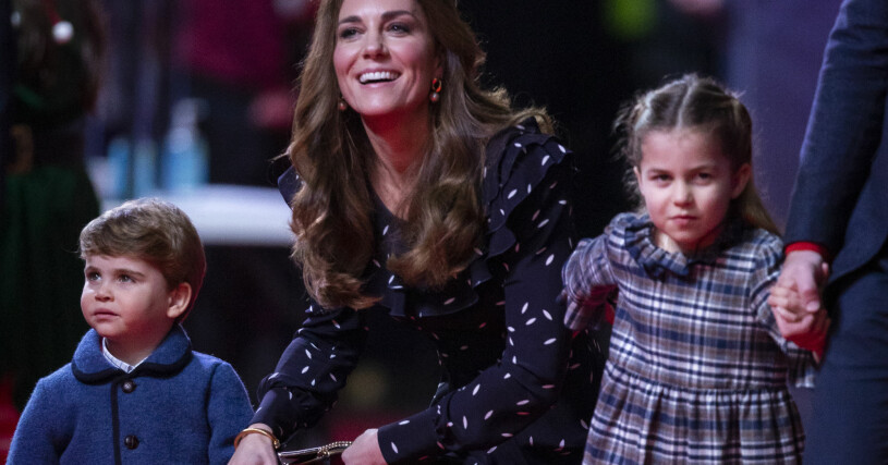 En fascinerad Louis fick titta på jonglörer på röda mattan. prins louis prinsessan charlotte hertiginnan kate