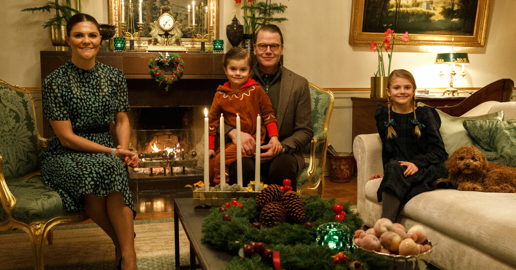 Hela familjen den första advent! Kronprinsessan Victoria, Prins Daniel, Prins Oscar och prinsessan Estelle fotograferade på Haga Slott inför den första söndagen i advent.