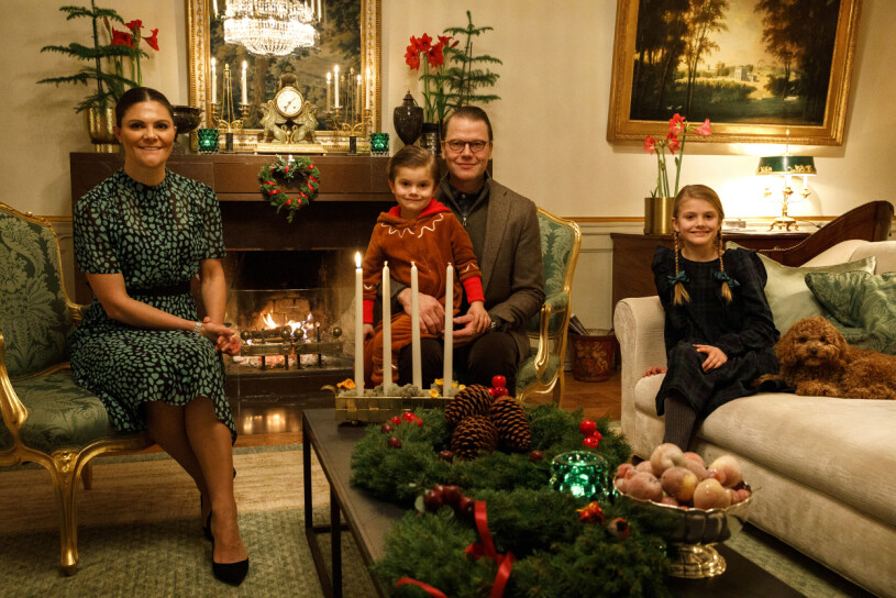 Oscar och Estelle fick se granarna när de kom hem från skolan! Kronprinsessan Victoria, Prins Daniel, Prins Oscar och prinsessan Estelle fotograferade på Haga Slott inför den första söndagen i advent.
