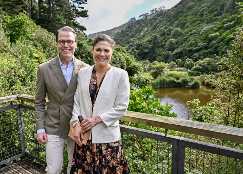 Morgonens första uppdrag: Lära mer om Nya Zeelands unika ekosystem. Kronprinsessan Victoria och prins Daniel på besök i naturområdet Zealandia Ecosanctuary på Nya Zeeland