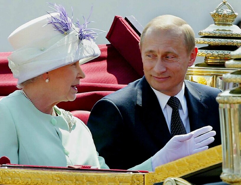 Drottning Elizabeth med Vladimir Putin i samband med hans statsbesök i Storbritannien 2003. Drottning Elizabeth med Vladimir Putin