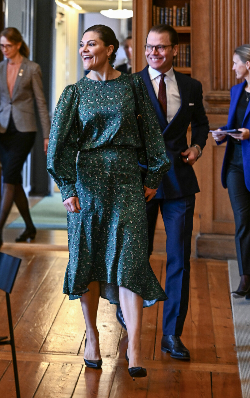 Victoria i By Malina – igen. Kronprinsessan Victoria i grön tvådelad klänning från By Malina