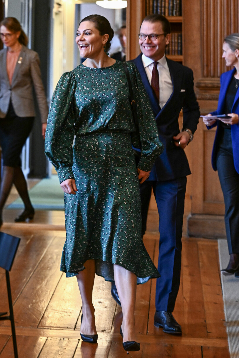 Uppsluppet när Victoria och Daniel gjorde entré. Kronprinsessan Victoria och prins Daniel på seminariet ”Framtidstro och tillit hos unga”