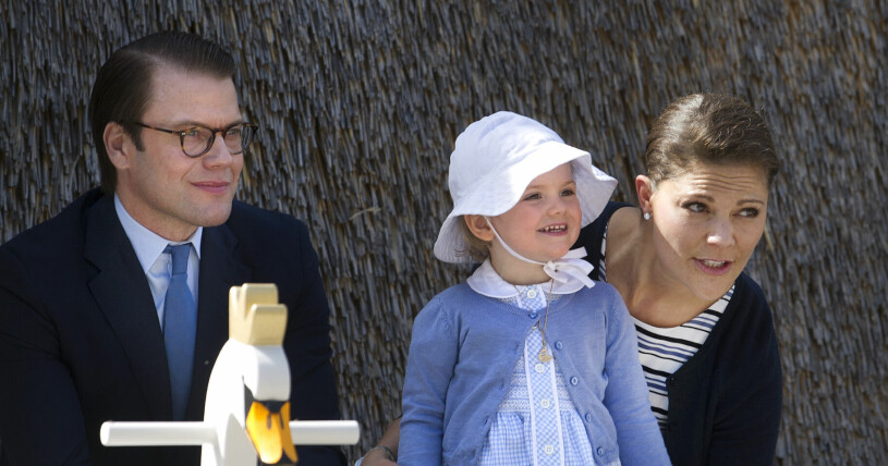 Estelle besökte sitt hertigdöme Östergötland för första gången 2014. Då var hon endast två år gammal. Prins Daniel, prinsessan Estelle och kronprinsessan Victoria