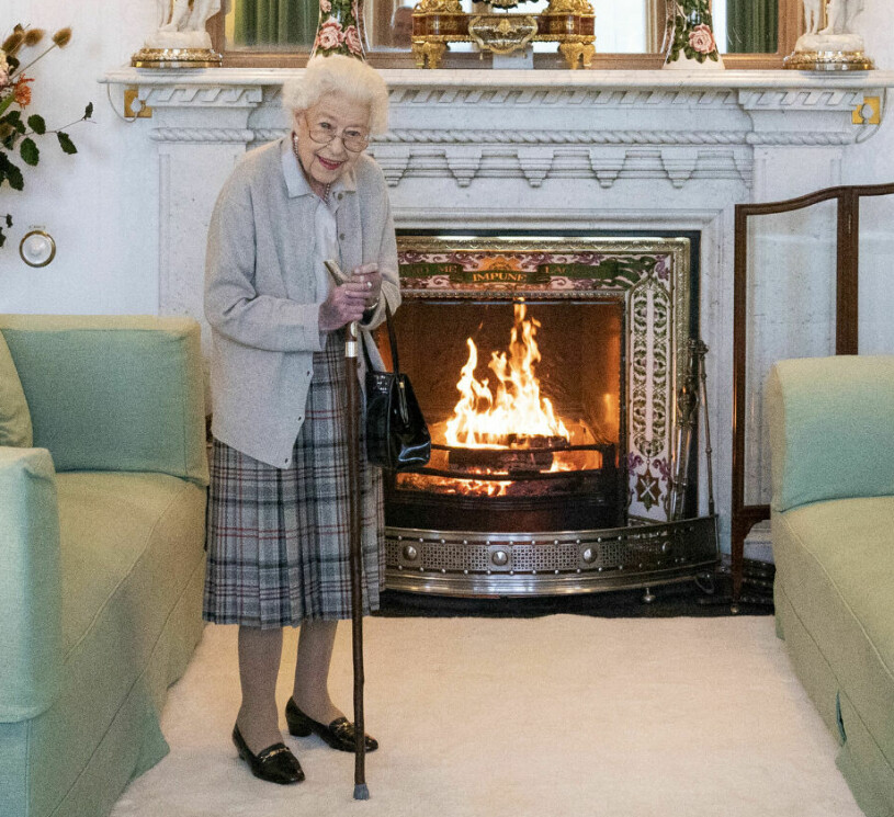 Den sista officiella bilden på drottning Elizabeth. Den togs på slottet Balmoral i tisdags. Drottning Elizabeth död sista bilden