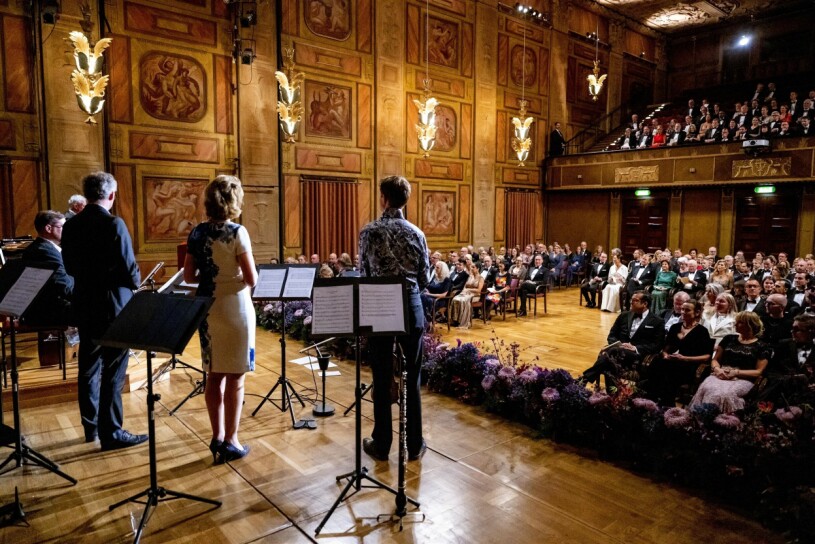 Tim Kliphuis och hans ensemble på scen i den vackra Grünewaldsalen. Kungafamiljen på konsert med Tim Kliphuis i Grünewaldsalen i Stockholms konserthus