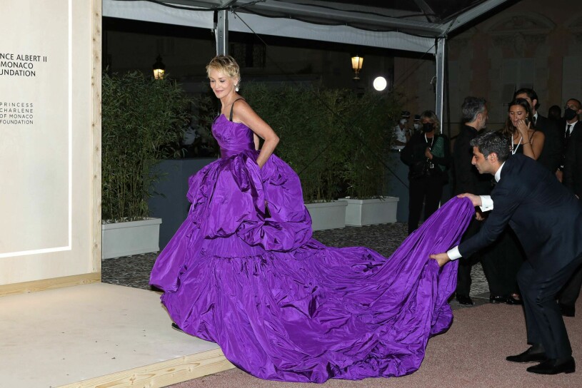 En av kvällens pristagare: Sharon Stone – och hennes klänning – på väg till partyt. Sharon Stone Gala Monaco