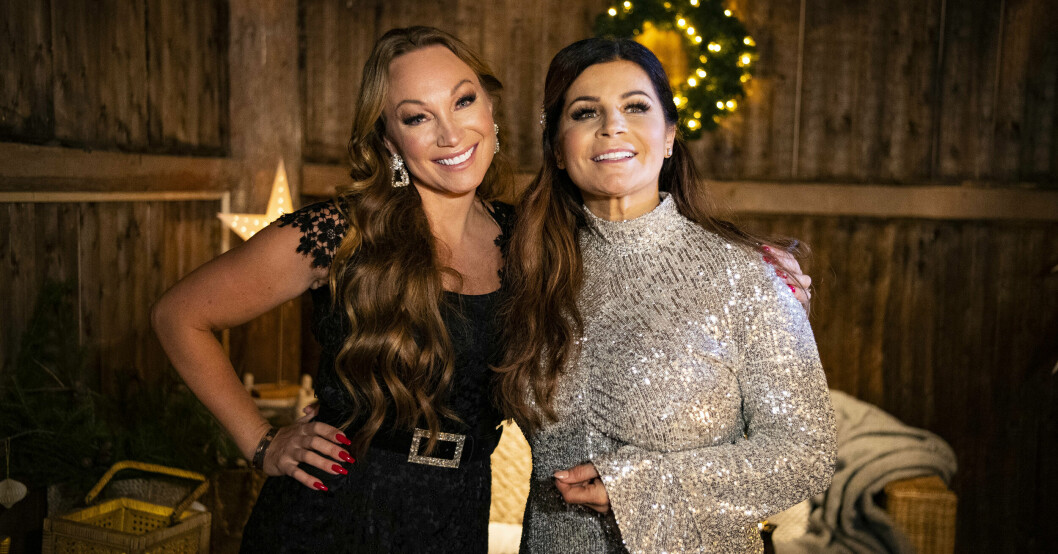 Artisterna har en väldigt fin relation även privat. Carola Häggkvist med gäster spelar in julprogrammet "Carolas advent" i Steninge lada vid Steninge slott. Här tillsamans med Charlotte Perrelli.