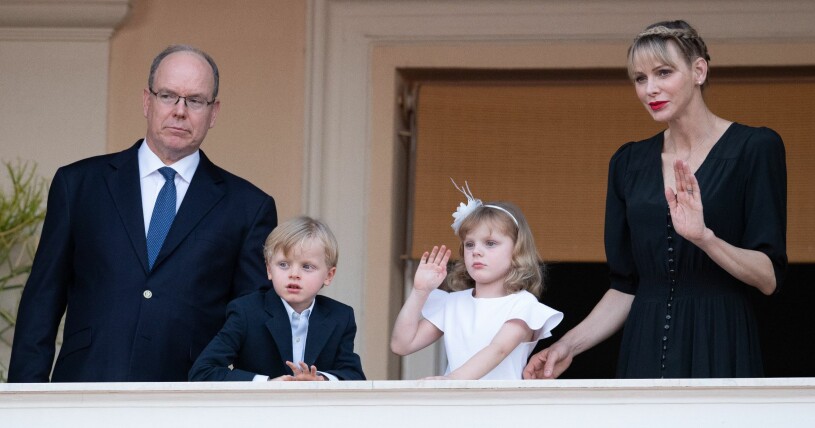 Albert och Charlene med tvillingarna Jacques och Gabriella.