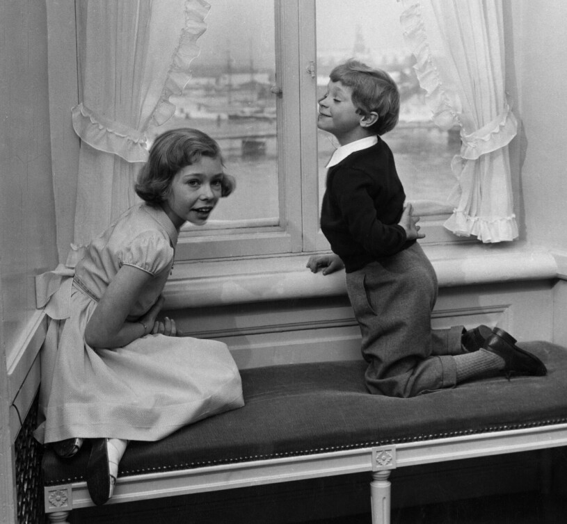 ”Som ett hotell!” säger kungen om sitt och prinsessan Christinas barndomshem. Prinsessan Christina och Kungen, då Kronprins Carl Gustaf, i sitt barndomshem på Stockholms slott