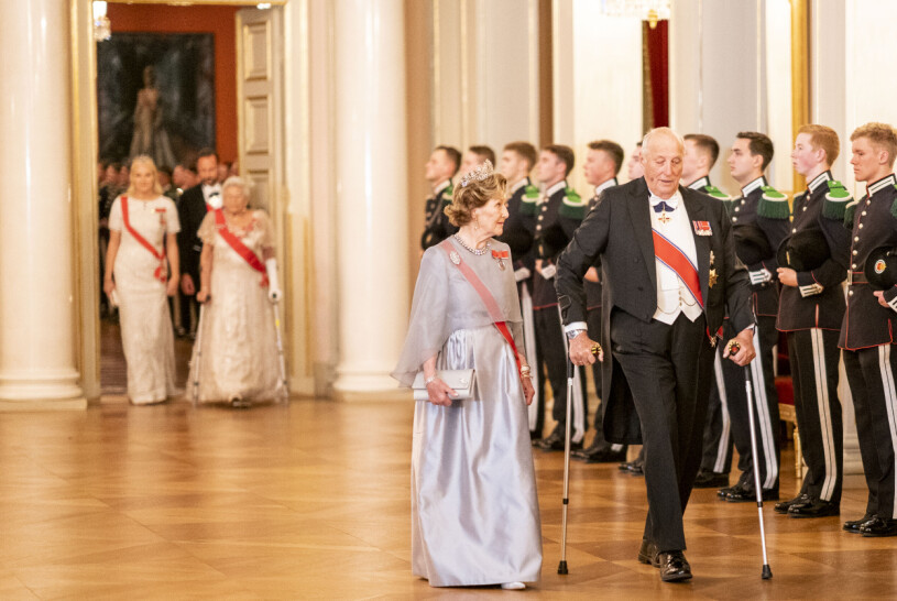 Detta var den första galamiddagen på Det Kongelige slott i Oslo efter pandemin. I fjol ställdes den in, något som (med några få undantag) inte hänt på 115 år. Drottning Sonja Kung Harald kryckor