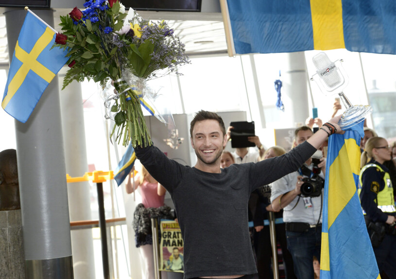 Måns Zelmerlöw tas emot på Arlanda av press och fans efter segern i Eurovision Song Contest 2015 med bidraget Heroes.