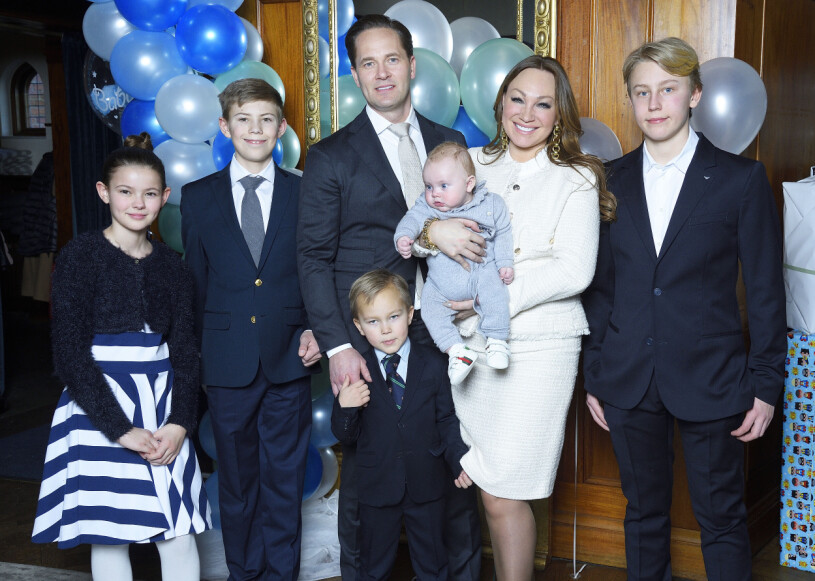 Charlotte Perrelli har fyra söner: Angelo, Alessio, Adrian och Alvin. Anders Jensen har en dotter från ett tidigare förhållande, vid namn Izabella. Anders Jensen och Charlotte Perrelli döper sonen Alvin Loui. Mottagning efter dopet på Villa Pauli i Djursholm Fr.v. Izabella Jensen, Alessio Perrelli, Anders Jensen, Andrian Perrelli-Jensen, Alvin Loui Perrelli-Jensen, Charlotte Perrelli, Angelo Perrelli