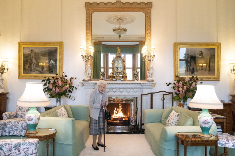 Är Meghan på ingång? Drottning Elizabeth fotograferad i sitt vardagsrum på Balmoral tidigare i dag, stödd på sin käpp. Drottning Elizabeth på slottet Balmoral