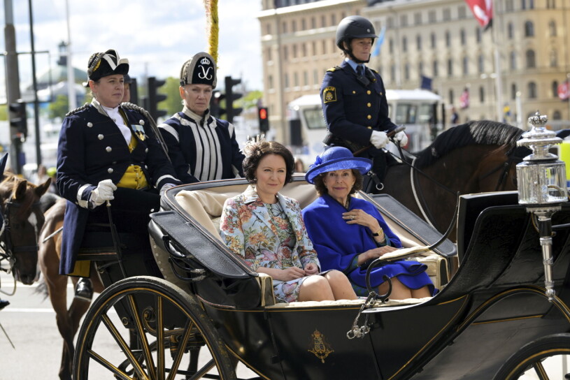 Drottningen slog följe med presidentfrun Jenni i paradlandån på väg till slottet. Statsbesök från Finland president Sauli Niinistö med sin fru Jenni Haukio gästar svenska kungaparet