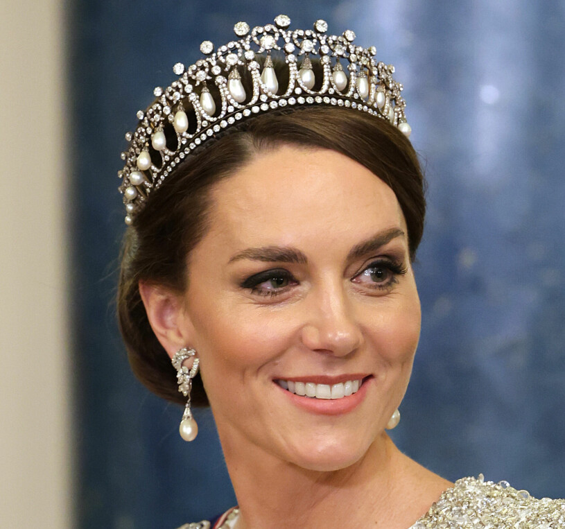Kate i Lover’s Knot – diademet som Diana en gång fick i bröllopspresent. Hertiginnan Kate, prinsessan av Wales, i prinsessan Dianas tiara Lover’s Knot