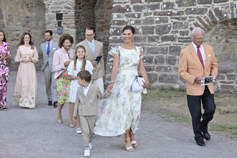 Prins Carl Philip, prinsessan Sofia och prinsessan Madeleine, drottning Silvia, prins Daniel, prinsessan Estelle, prins Oscar, kronprinsessan Victoria och kung Carl Gustaf vid firandet av kronprinsessan Victorias födelsedag på Borgholms slottsruin på Öland