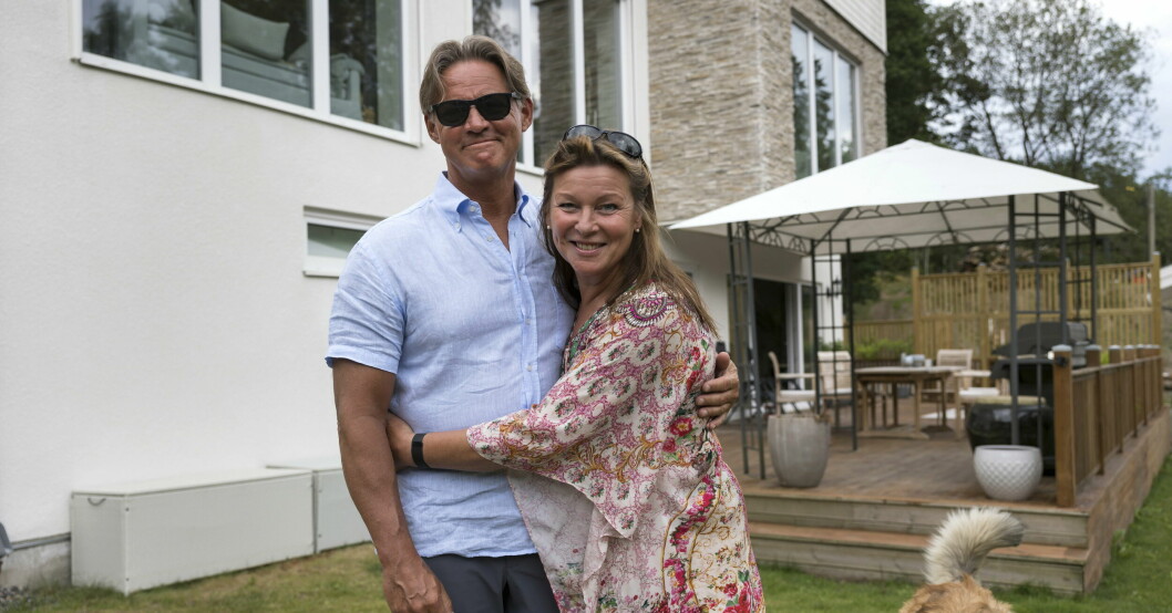 Lotta Engberg dementerar uppgifterna om relationen med Mikael Sandström. Mikael och Lotta Engberg utanför sitt hus