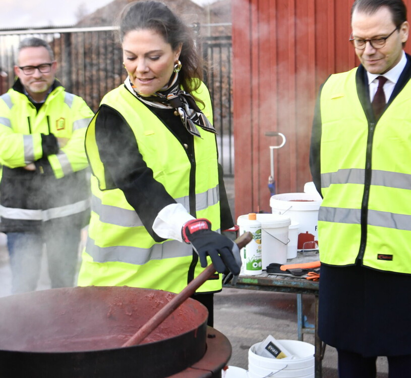 Victoria rörde rutinerat. Nästan som vid AGA-spisen hemma? Kronprinsessan Victoria Prins Daniel Falu Rödfärg Länsbesök Dalarna
