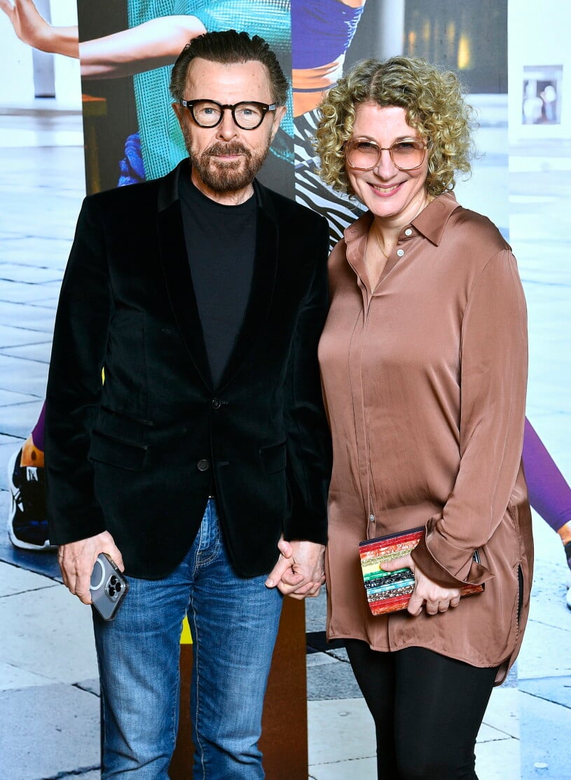 Björn Ulvaeus och nya flickvännen Christina Sas. Björn Ulvaeus, Christina Sas Vimmel på premiären av musikalen A Chorus Line på Kulturhuset Stadsteatern, Stockholm 2023