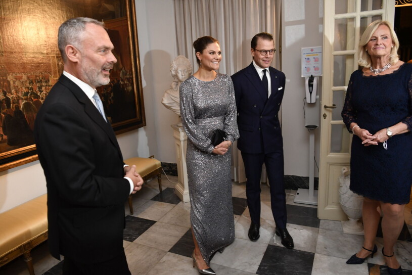 Kvällens värdpar: Anette Brifalk och Jan Björklund, som har drygt ett år bakom sig i UD:s tjänst, han tillträdde 2020. Kronprinsessan Victoria Prins Daniel Hemma hos ambassadör Jan Björklund Anette Brifalk i Rom