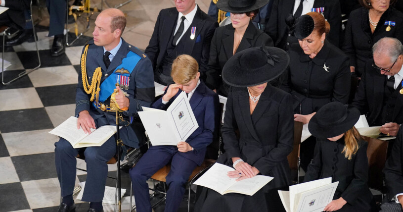 Prins George sågs torka tårarna under begravningsceremonin i Westminster Abbey. Prins George