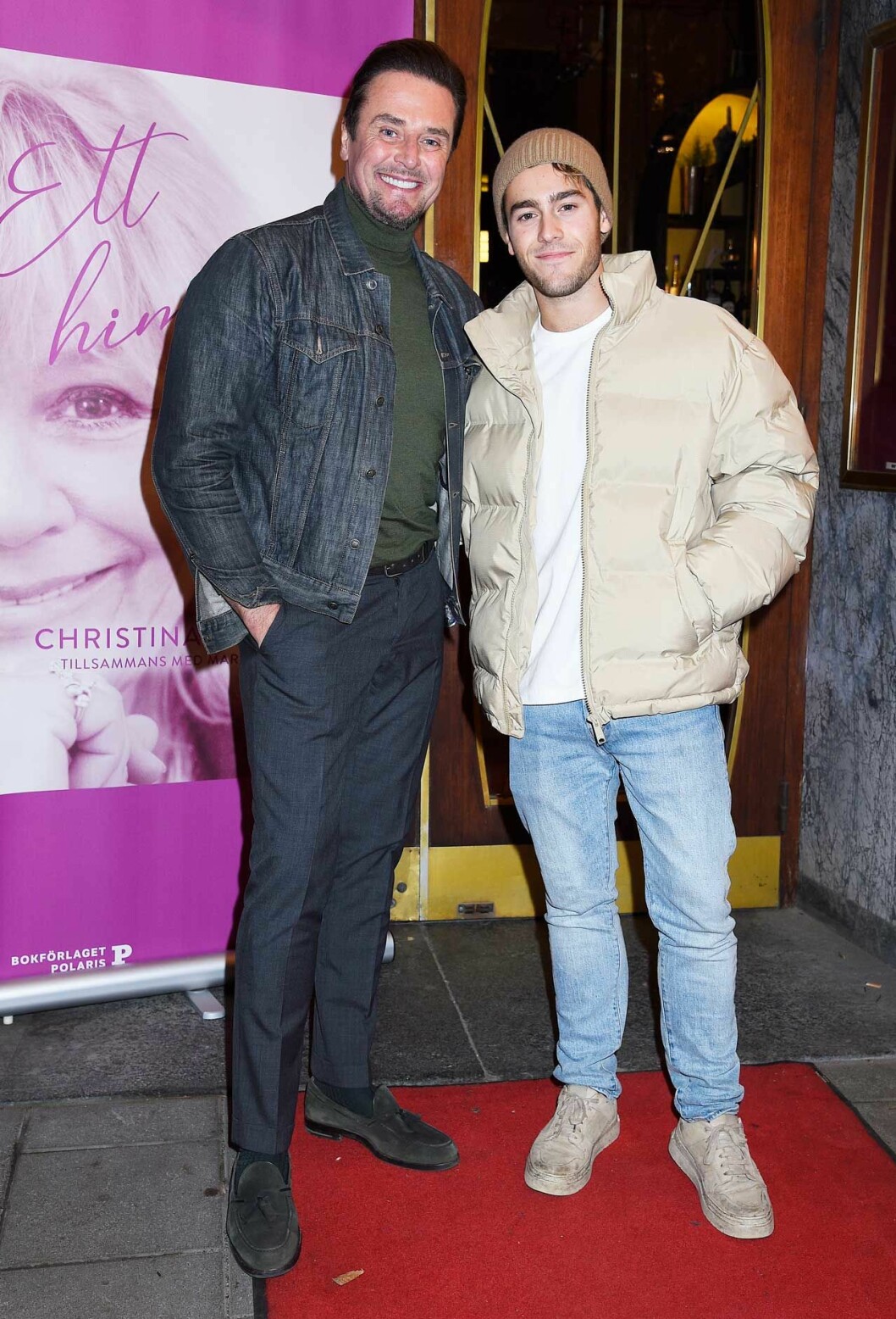 Även barnbarnet Benjamin Ingrosso (t h) var på plats. Här med Johan Pråmell som är producent för tv-serien Wahlgrens Värld. Även barnbarnet Benjamin Ingrosso (t h) var på plats. Här med Johan Pråmell som är producent för tv-serien Wahlgrens Värld.