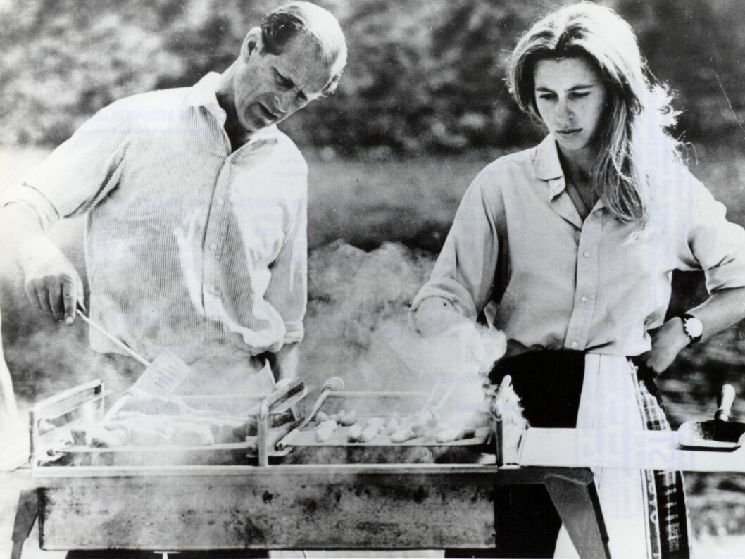Prins Philip och prinsessan Anne grillar på Balmoral 1972. Prins Philip och prinsessan Anne grillar på Balmoral 1972.