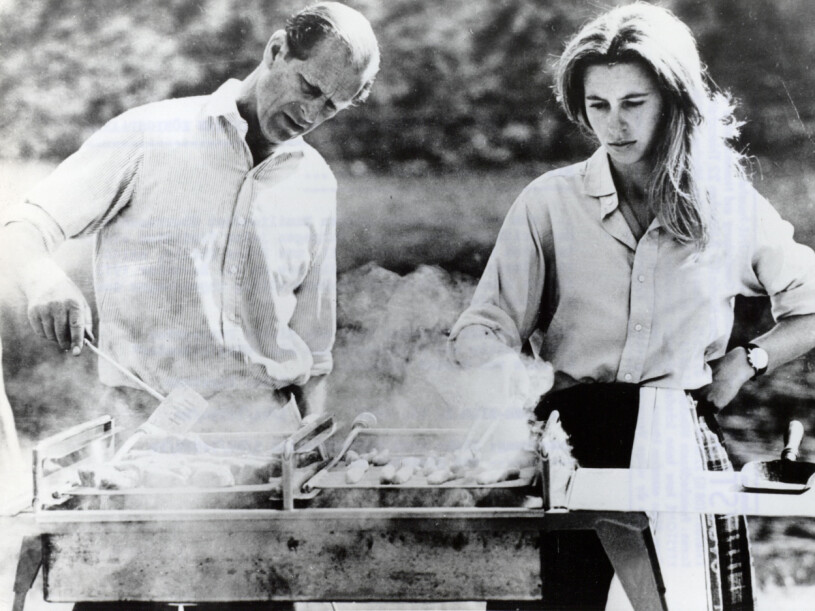 ”Min farfar var en mästare på att grilla”, har prins Harry berättat. Här ses prins Philip ”in action” med dottern Anne på Balmoral 1970.