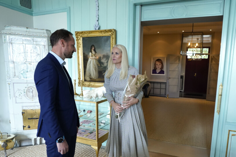 Dagens värdpar. Kronprinsessan Mette-Marit Kronprins Haakon Skaugum Interiör