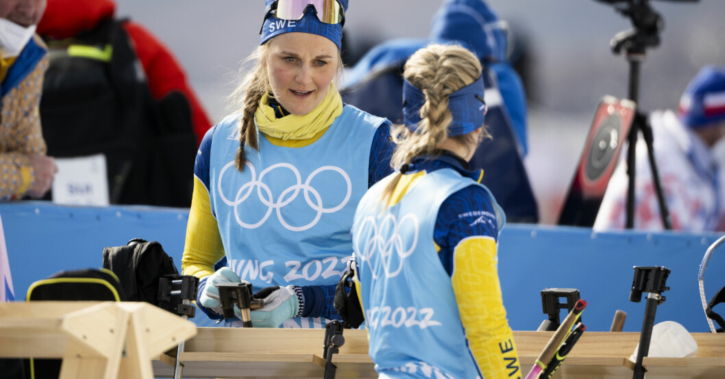 Stina Nilsson och Anna Magnusson inför skidskyttetävlingarna i OS. Just skidor och skidskytte är det som Wassberg främst tittar på i OS.