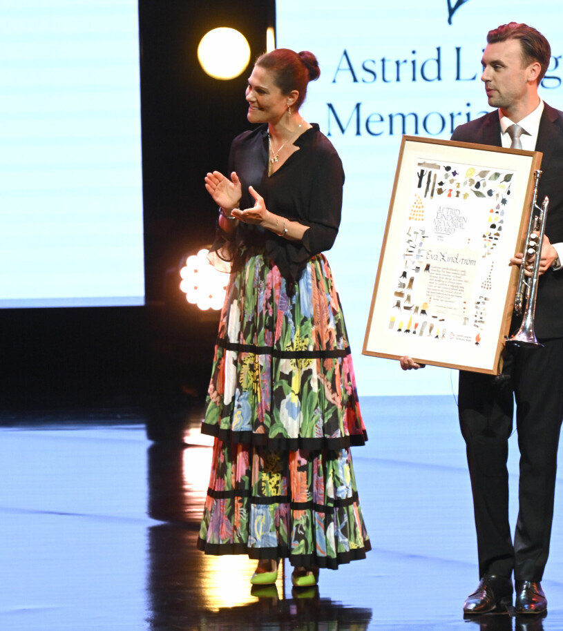Den kungliga aftonkjolen som alla pratar om! Kronprinsessan Victoria delar ut ALMA-priset 2022