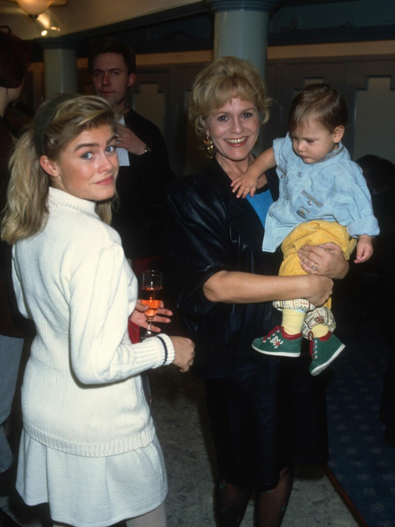 PERNILLA WAHLGREN artist med mamma Christina Schollin och sonen Oliver 1990