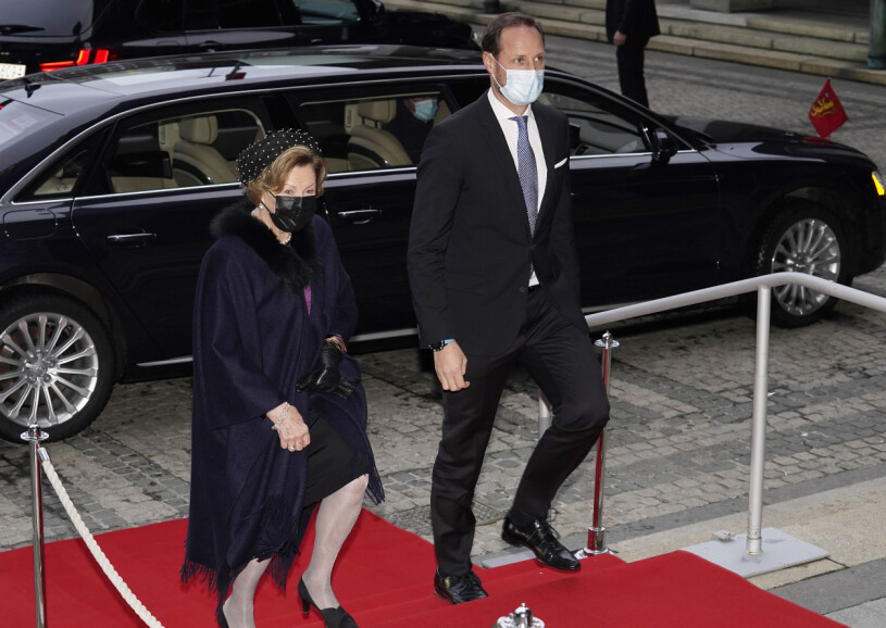 Kronprins Haakon anlände ensam med mamma Sonja. Drottning Sonja Kronprins Haakon Nobels fredspris 2021