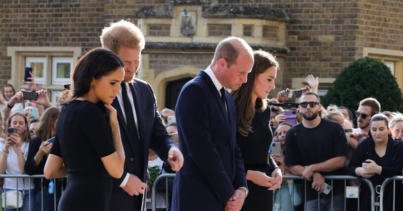 Hertiginnan Markle, prins Harry, prins William och prinsessan Kate sörjer drottning Elizabeth. Hertiginnan Markle, prins Harry, prins William och prinsessan Kate sörjer drottning Elizabeth