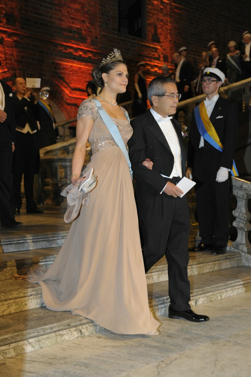 En klassisk skönhet! Kronprinsessan i beiget under Nobelbanketten 2010. Kronprinsessan Victorias Nobelklänning 2010