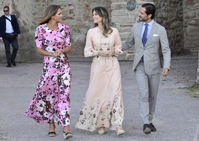 Madeleine, Sofia och Carl Philip på väg till Victoriakonserten. Prinsessan Madeleine, prinsessan Sofia och prins Carl Philip Victoriadagen 2022