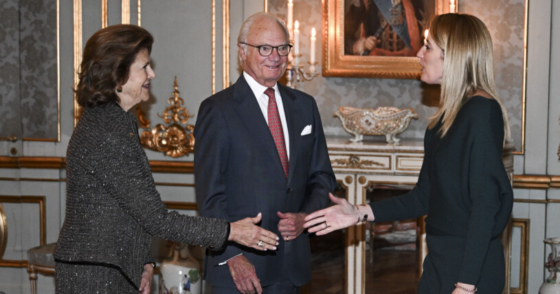 Kung Carl Gustaf och drottning Silvia tar emot Europaparlamentets talman, Roberta Metsola. Företräde för deltagare vid Talmanskonferensen på Stockholms slott.