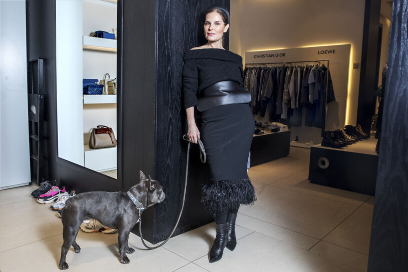 Modedrottningen Nathalie Schuterman med hunden Leo i sin 400 m² stora butik på Birger Jarlsgatan.