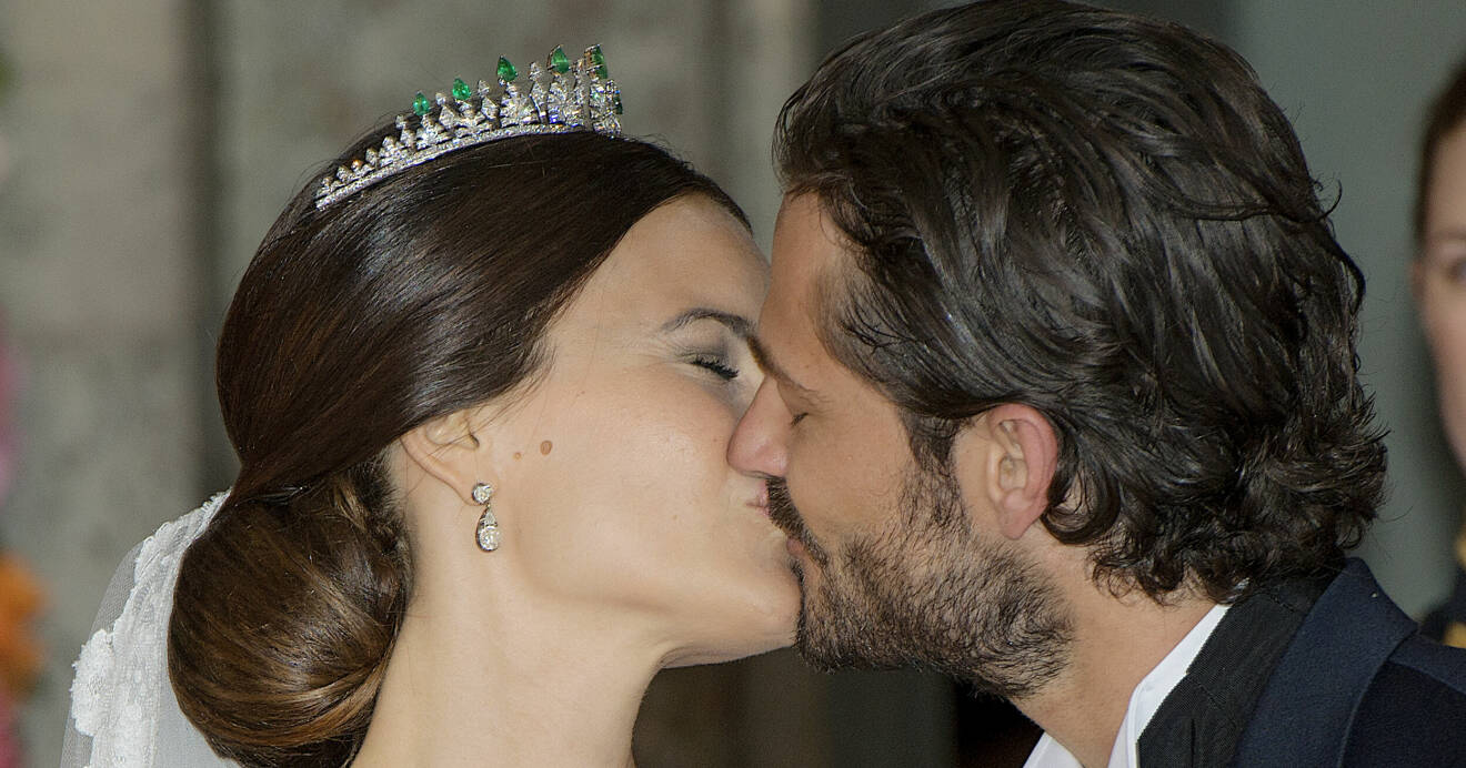 Prinsparet kysser varandra på sitt bröllop 2015
