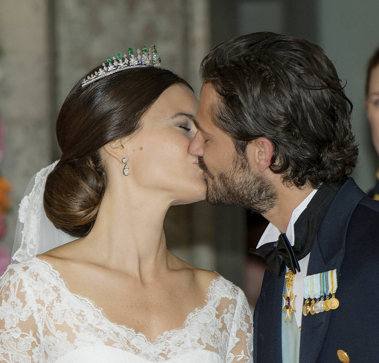 Prinsessan Sofia och prins Carl Philip kysser varandra på sitt bröllop, 2015
