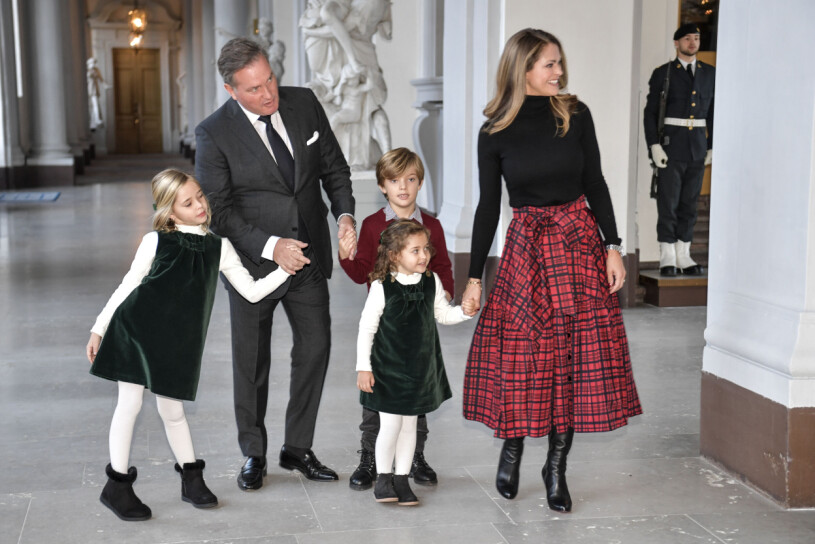 Madeleine, Chris, barnen och hundarna flyttar hem till Sverige i sommar. Prinsessan Madeleine, Chris O'Neill och barnen Leonore, Nicolas och Adrienne på väg att ta emot granar inför julfirandet från Skogshögskolans studentkår på Stockholms slott.