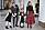 Prinsessan Madeleine, Chris O'Neill och barnen Leonore, Nicolas och Adrienne på väg att ta emot granar inför julfirandet från Skogshögskolans studentkår på Stockholms slott.