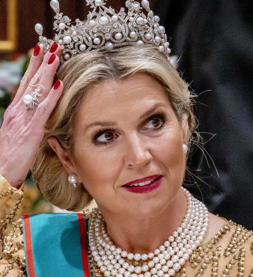 Aj aj aj. Är jättediademet på glid? Drottning Máxima har problem med tiaran