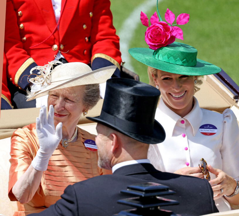 Drottning Elizabeths barn och barnbarn missar ogärna Royal Ascot. Här prinsessan Anne och hennes dotter Zara. Prinsessan Anne och hennes dotter Zara Phillips på Royal Ascot 2022