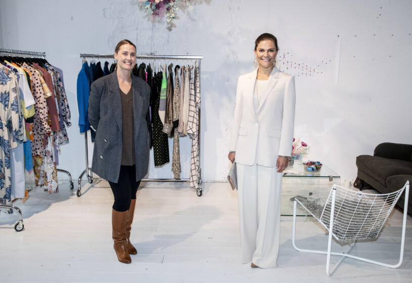 Dagens besök hade fokus på återbruk av mode, det som kallas renting, swapping, remake, redesign och recycling. Här med Johanna Norrman från Re:Leased som hyr ut plagg från olika varumärken månadsvis. Kronprinsessan Victoria Johanna Norrman Re:Leased