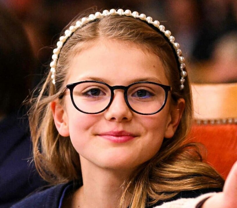 Diadem finns det många av på Haga – som detta med pärlor. Prinsessan Estelle i diadem med pärlor